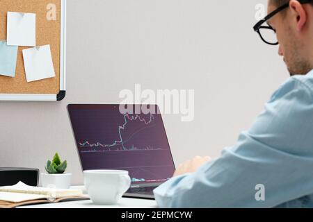 Investor gerade die Änderung der Börse auf Notebook Stockfoto