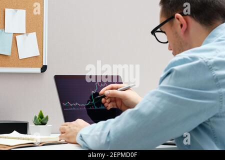 Investor gerade die Änderung der Börse auf Notebook Stockfoto