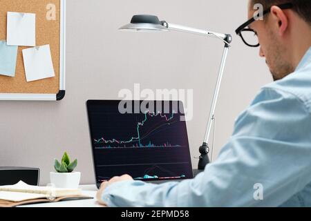 Investor gerade die Änderung der Börse auf Notebook Stockfoto
