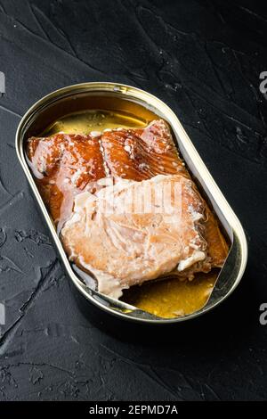 Lachs, Fischkonserven Räucherfisch-Set, in Blechdose, auf schwarzem Hintergrund Stockfoto