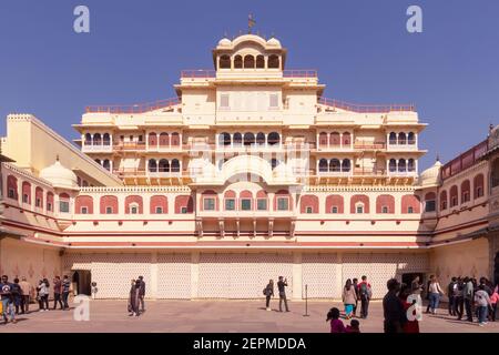 Tourist mit Blick auf Chandra Mahal innerhalb Pritam Niwas Chowk unter Blue Sky im City Palace. Stockfoto