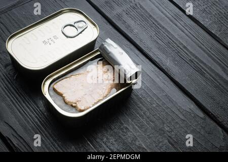 Dosen Wild Alaska Lachs Set, in Blechdose, auf schwarzem Holztischhintergrund, mit Copyspace und Platz für Text Stockfoto