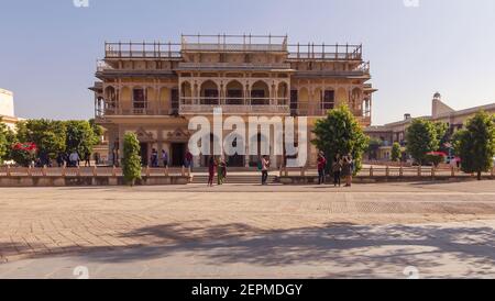 Horizontaler Blick Auf Mubarak Mahal Und Innenhof Unter Dem Blauen Himmel Im City Palace. Stockfoto