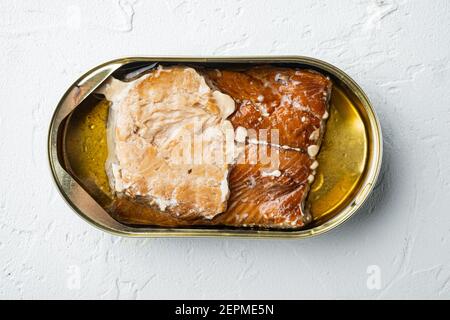 Wild Pink Salmon Räucherfisch-Set aus Dosen, in Blechdose, auf weißem Hintergrund, Draufsicht flach liegend Stockfoto