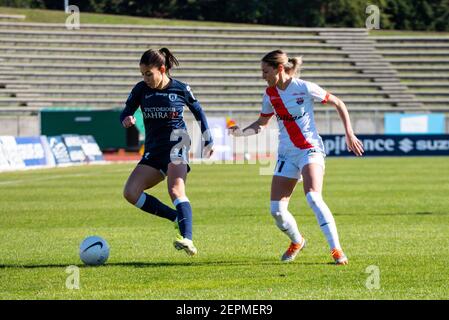 Clara Mateo vom FC Paris und Louise Fleury von EA Guingamp kämpfen um den Ball während der französischen Frauenmeisterschaft D1 Arkema Fußballspiel zwischen dem FC Paris und EA Guingamp am 27. Februar 2021 im Robert Bobin Stadion in Bondoufle, Frankreich - Foto Antoine Massinon / A2M Sport Consulting / DPPI / LiveMedia Stockfoto