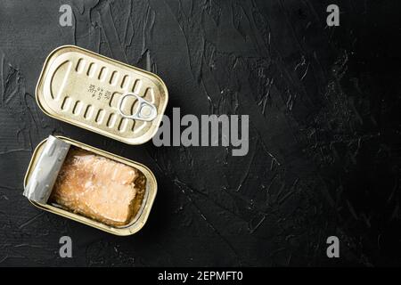 Dose Wild Pink Salmon Set, in Blechdose, auf schwarzem Hintergrund, Draufsicht flach liegend, mit Texteraum und Platz für Text Stockfoto