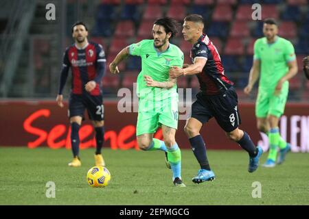 Latiums Luis Alberto (L) und Bolognas Nicolas Dominguez im Einsatz während des italienischen Serie A Fußballmatches Bologna FC S.S. La / LM Stockfoto