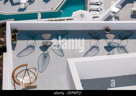 Dachgarten Cafe Restaurant an der Caldera in der Ägäis bei Sonnenuntergang. Santorini Insel Griechenland Stockfoto