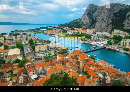 Fantastische Luftaufnahme mit roten Dächern und spektakulären Fluss Cetina von der Festung Mirabella, Omis, Dalmatien, Kroatien, Europa Stockfoto