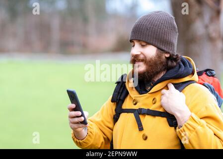 Cropped unkenntlich Hipster weiblich in warmen Denim-Outfit und Hut stehen mit Fahrrad auf der Straße Stockfoto
