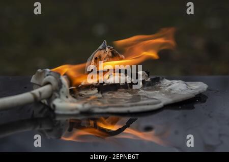 Das Konzept eines Hausgerätes Feuer. Die letzte Stufe des Kabelbrands aufgrund eines Kurzschlusses. Vollständig geschmolzenes elektrisches Gerät. Feuer Stockfoto