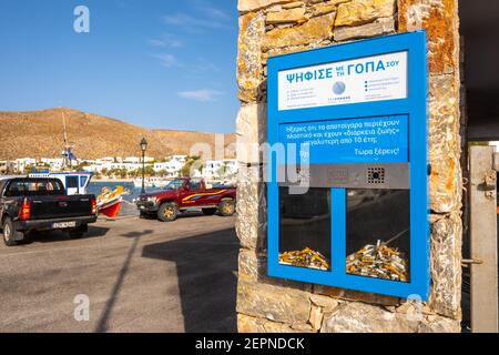 Folegandros, Griechenland - 26. September 2020: An der Straße montierter Aschenbecher, gefüllt mit Zigarettenkippen im Hafen von Folegandros. Griechenland Stockfoto