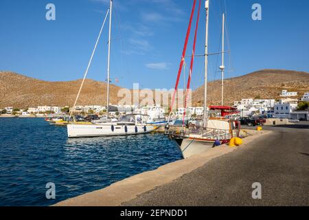 Folegandros, Griechenland - 26. September 2020: Bucht mit Yachten und Booten in Karavostasi Hafen auf der Insel Folegandros. Kykladen, Griechenland Stockfoto