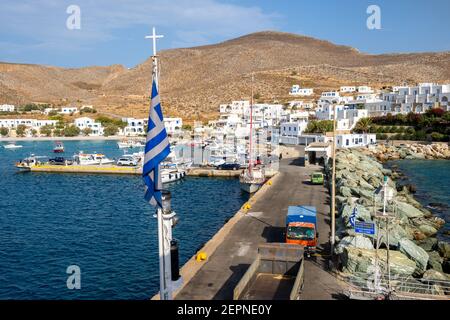 Folegandros, Griechenland - 26. September 2020: Karavostasi, der Haupthafen von Folegandros, Kykladen-Inseln, Griechenland Stockfoto