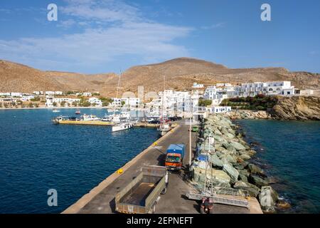 Folegandros, Griechenland - 26. September 2020: Karavostasi, der Haupthafen von Folegandros, Kykladen-Inseln, Griechenland Stockfoto