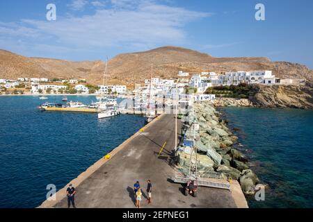 Folegandros, Griechenland - 26. September 2020: Karavostasi, der Haupthafen von Folegandros, Kykladen-Inseln, Griechenland Stockfoto