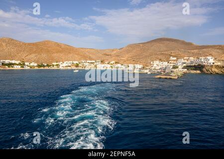 Folegandros, Griechenland - 26. September 2020: Karavostasi, der Haupthafen von Folegandros, Kykladen-Inseln, Griechenland Stockfoto