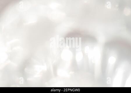 Sonnenlicht, das durch Wasserglas scheint Stockfoto