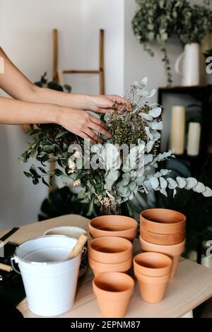 Copped unkenntlich weibliche Gärtner Schaffung Bouquet auf Tisch mit sortiert Werkzeuge zu Hause Stockfoto