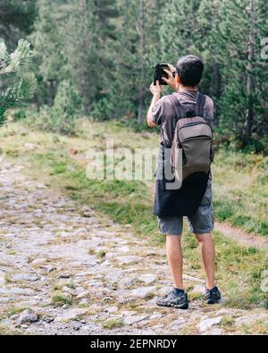 Rückansicht der Ernte anonymen männlichen Trekker in Sonnenbrillen nehmen Foto der Geliebten auf dem Handy während der Reise Stockfoto