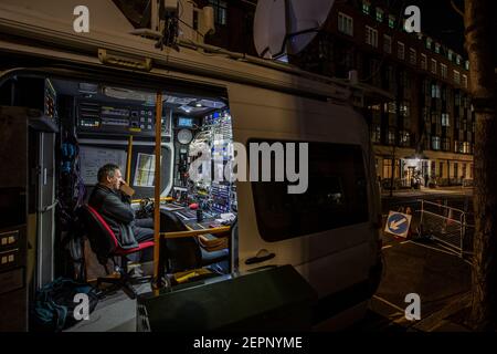 BBC Engineer arbeitet in einem TV-Produktionswagen außerhalb des King Edward VII's Hospital, wo S.H. Prinz Philip nach Unwohlsein in London, Großbritannien, verweilt Stockfoto