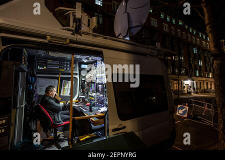 BBC Engineer arbeitet in einem TV-Produktionswagen außerhalb des King Edward VII's Hospital, wo S.H. Prinz Philip nach Unwohlsein in London, Großbritannien, verweilt Stockfoto