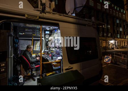 BBC Engineer arbeitet in einem TV-Produktionswagen außerhalb des King Edward VII's Hospital, wo S.H. Prinz Philip nach Unwohlsein in London, Großbritannien, verweilt Stockfoto