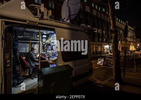 BBC Engineer arbeitet in einem TV-Produktionswagen außerhalb des King Edward VII's Hospital, wo S.H. Prinz Philip nach Unwohlsein in London, Großbritannien, verweilt Stockfoto