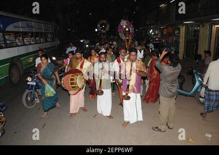 Traditionelle Musikinstrumente spielten auf den Straßen während einer Prozession der Hochzeit Veranstaltung in Chennai, Tamil Nadu, Indien Stockfoto