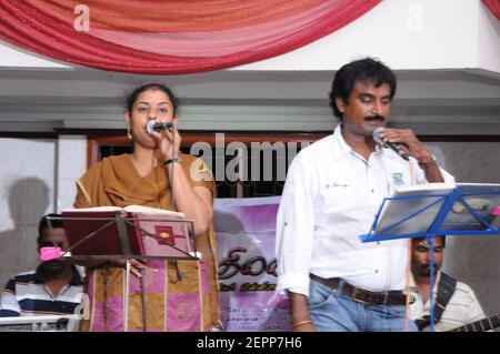 Sänger auf der Bühne während einer Hochzeitsfeier in Süd Indien Stockfoto