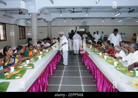 Menschen, die ein Fest als Teil der Hochzeit Veranstaltung in Traditionelle hinduistische Zeremonie und Essen auf Bananenblatt serviert Stockfoto