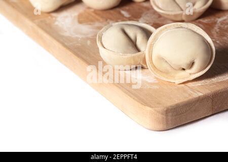 Frische handgemachte Knödel bereit zum Kochen auf einem hölzernen Platine Stockfoto
