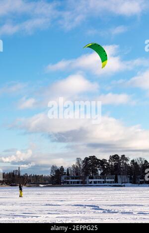 Snowkiten oder Kiteskifahren in der gefrorenen Laajalahti Bucht im Munkkiniemi Bezirk von Helsinki, Finnland Stockfoto