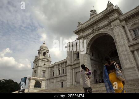 Besucher in der Victoria Memorial Hall in Kalkutta, Westbengalen, Indien. Stockfoto