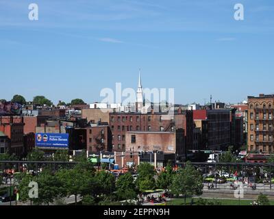 Skyline der Stadt Boston. Der Glockenturm der Old North Church und die Maurice J. Tobin Memorial Bridge sind im Bild zu sehen. Stockfoto