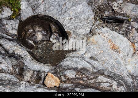 Geologische Merkmale der glatten Felsen bei der Johannishütte. Dorfertal. Venediger Group. Virgental. Österreichische Alpen. Europa Stockfoto