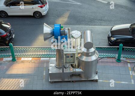 Der Wasserstrahlroboter zur Behandlung der Luft ab PM 2,5. JET VENTURI SCRUBBER ERIG. Ginomous Luftreiniger Maschine installiert auf Fußpfad in Bangkok, T Stockfoto