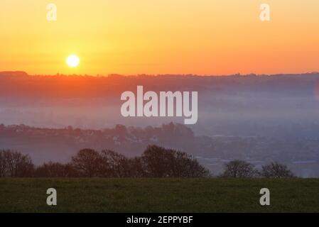 Herrlicher Sonnenaufgang in Stroud Gloucestershire,28th. Februar 2021. Wetter in Großbritannien Stockfoto