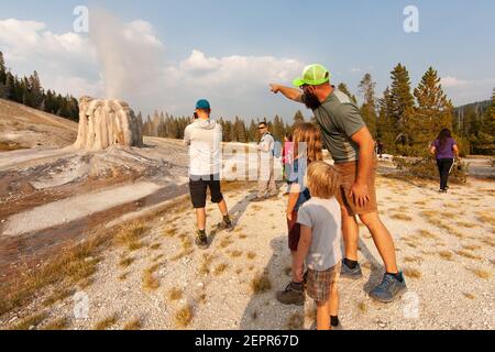 Besucher des Yellowstone National Park genießen Lone Star Geysir 18/07/04. Stockfoto