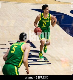 Hass Pavilion Berkeley Calif, USA. Februar 2021, 27th. CA U.S.A. während des NCAA Männer Basketballspiels zwischen Oregon Ducks und den California Golden Bears 74-63 Sieg im Hass Pavilion Berkeley Calif. Thurman James/CSM/Alamy Live News Stockfoto