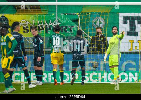 DEN HAAG, NIEDERLANDE - FEBRUAR 27: Torwart Kostas Lamprou von RKC Waalwijk während des niederländischen Eredivisie-Spiels zwischen ADO Den Haag und RKC Waalwij Stockfoto