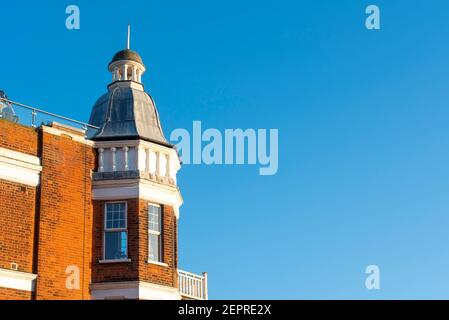 Grand Eckturm Architektur von Palmeira Mansions in Westcliff on Sea, Essex, Großbritannien. Leas Naturschutzgebiet, rotes Backsteingebäude aus edwardianischer Zeit Stockfoto