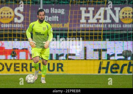 DEN HAAG, NIEDERLANDE - FEBRUAR 27: Torwart Kostas Lamprou von RKC Waalwijk während des niederländischen Eredivisie-Spiels zwischen ADO Den Haag und RKC Waalwij Stockfoto