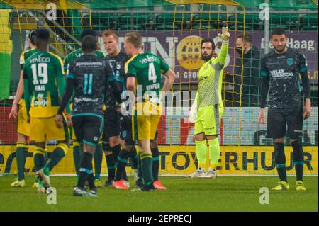 DEN HAAG, NIEDERLANDE - FEBRUAR 27: Torwart Kostas Lamprou von RKC Waalwijk während des niederländischen Eredivisie-Spiels zwischen ADO Den Haag und RKC Waalwij Stockfoto