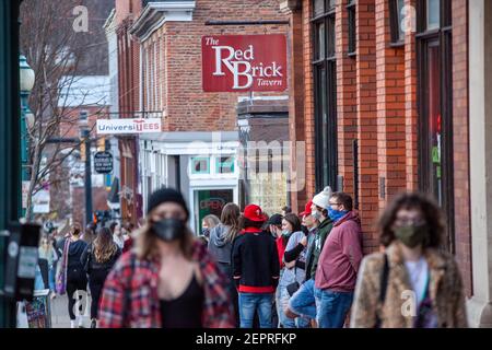 Athen, Usa. Februar 2021, 27th. Die Leute stehen Schlange, um in die Red Brick Tavern zu kommen. Während das Wetter in Ohio aufwärmt Studenten von der Ohio University Kopf zur Court Street, um an Bars zu sozialisieren. Die Impfstoffverteilung ist in Ohio noch im Gange, aber für Studenten, die nicht mit vielen Personen außerhalb ihrer Kohorte interagieren, hat die Bedrohung durch die Coronavirus-Krankheit (COVID-19) sie nicht davon abgehalten, eine Nacht in der Stadt zu verbringen. Kredit: SOPA Images Limited/Alamy Live Nachrichten Stockfoto