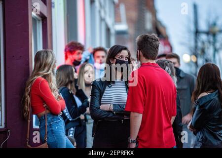 Athen, Usa. Februar 2021, 27th. Paar wartet, um den Kristall zu betreten. Während das Wetter in Ohio aufwärmt Studenten von der Ohio University Kopf zur Court Street, um an Bars zu sozialisieren. Die Impfstoffverteilung ist in Ohio noch im Gange, aber für Studenten, die nicht mit vielen Personen außerhalb ihrer Kohorte interagieren, hat die Bedrohung durch die Coronavirus-Krankheit (COVID-19) sie nicht davon abgehalten, eine Nacht in der Stadt zu verbringen. Kredit: SOPA Images Limited/Alamy Live Nachrichten Stockfoto