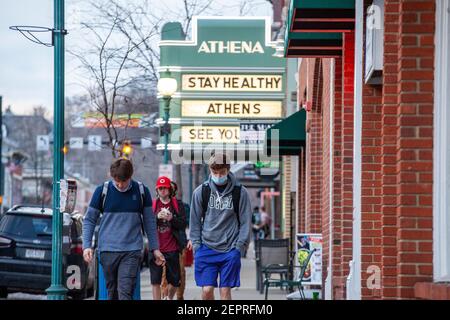 Athen, Usa. Februar 2021, 27th. Die Leute gehen auf der Court Street. Während das Wetter in Ohio aufwärmt Studenten von der Ohio University Kopf zur Court Street, um an Bars zu sozialisieren. Die Impfstoffverteilung ist in Ohio noch im Gange, aber für Studenten, die nicht mit vielen Personen außerhalb ihrer Kohorte interagieren, hat die Bedrohung durch die Coronavirus-Krankheit (COVID-19) sie nicht davon abgehalten, eine Nacht in der Stadt zu verbringen. Kredit: SOPA Images Limited/Alamy Live Nachrichten Stockfoto