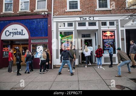 Athen, Usa. Februar 2021, 27th. Die Studenten warten darauf, den Kristall und das C I zu betreten.als das Wetter in Ohio die Studenten von der Ohio University erwärmt, gehen sie zur Court Street, um sich in Bars zu treffen. Die Impfstoffverteilung ist in Ohio noch im Gange, aber für Studenten, die nicht mit vielen Personen außerhalb ihrer Kohorte interagieren, hat die Bedrohung durch die Coronavirus-Krankheit (COVID-19) sie nicht davon abgehalten, eine Nacht in der Stadt zu verbringen. Kredit: SOPA Images Limited/Alamy Live Nachrichten Stockfoto