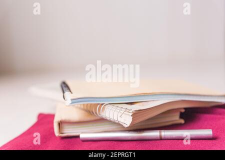 Notizblock Stapel, Stift, Bleistifte. Schüler und Studenten Studien Zubehör. Zurück zur Schule Konzept Stockfoto