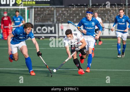 AMSTELVEEN, NIEDERLANDE - FEBRUAR 27: Silas Lageman von Kampong, Valentin Verga von Amsterdam, Derck de Vilder von Kampong während der holländischen Hockey Tulp Stockfoto